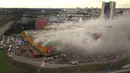 Asap mengepul saat terjadi kebakaran di pusat perbelanjaan Rio di Moskow, Rusia (10/7). Sekitar 2000 orang dievakuasi dalam kebakaran tersebut. (AFP Photo/Dmitry Serebryakov)