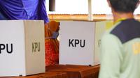 Seorang warga menyalurkan haknya dalam pemungutan suara ulang di Kabupaten Indragiri Hulu. (Liputan6.com/Istimewa)