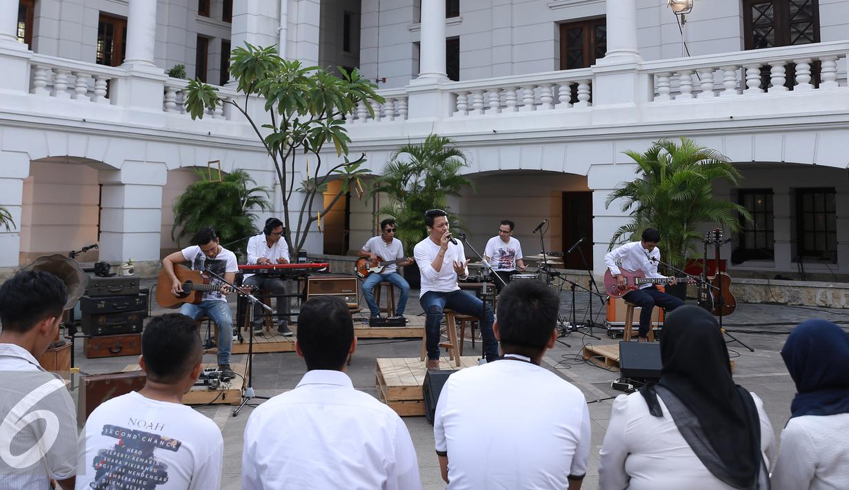 Suasana Intimate Music Concert bertajuk "Eargasm Noah" yang digagas oleh vidio.com, bersama 16 sahabat Noah di kawasan kota, Jakarta,Rabu (15/6/2016). Band Noah membawakan 8 lagu dalam konser tersebut (Liputan6.com/Herman Zakharia)