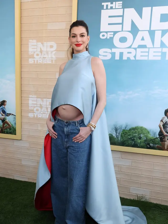 Anne Hathaway Pamer Baby Bump dengan Gaya Edgy, Padukan Atasan Biru dan Jeans