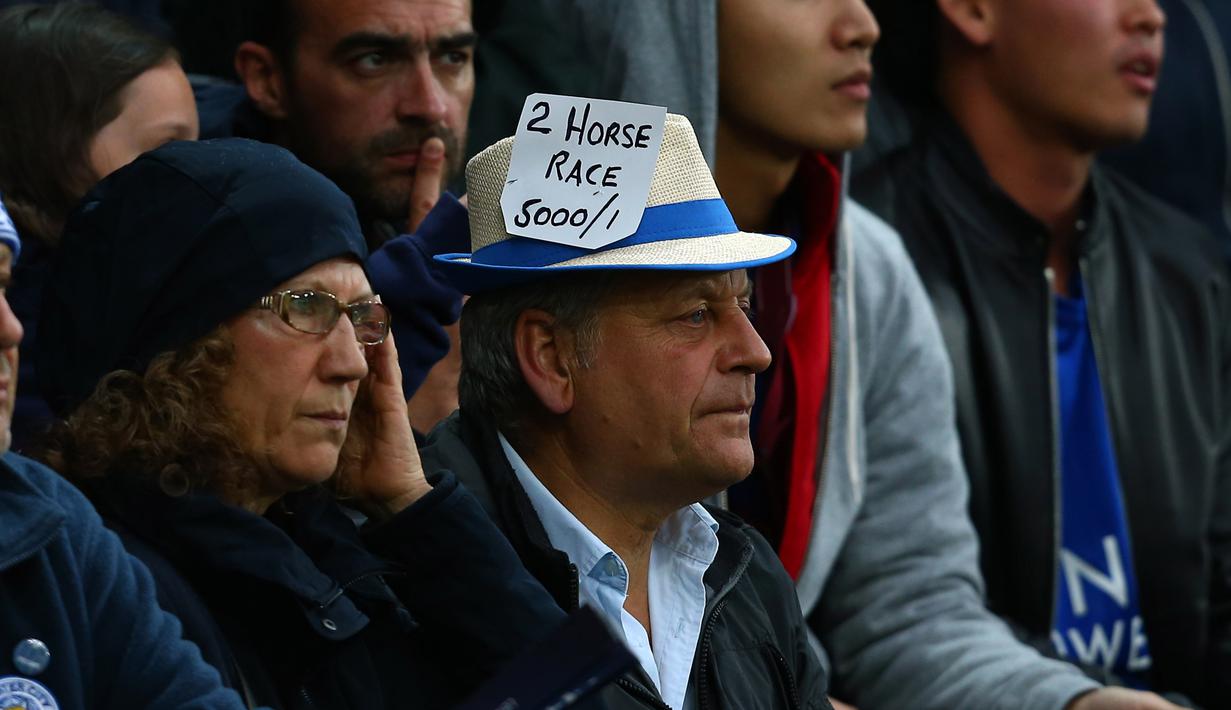 Fans Leicester City  saat menyaksikan laga timnya melawan Tottenham Hotspur pada lanjutan Premier League di King Power Stadium, Leicester, (18/5/2017). Tottenham menang 6-1.  (EPA/Tim Keeton)