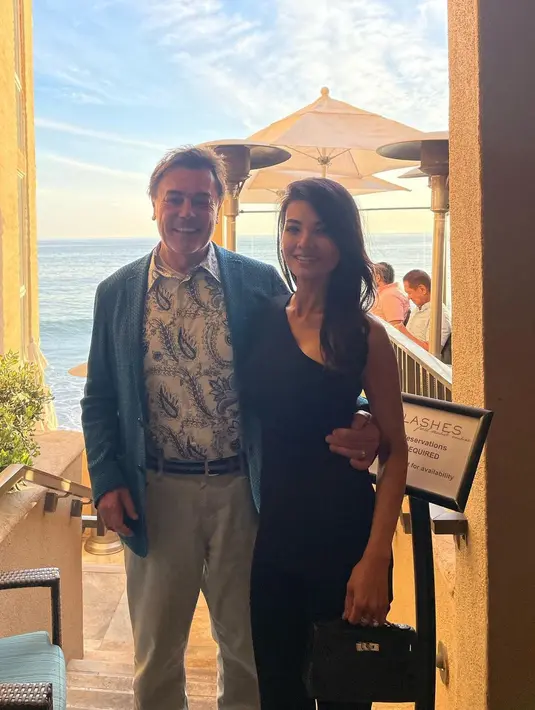 Di momen lain, Farah Quinn tampak mengenakan one shoulder dress berwarna hitam yangs enada dengan hand bag mewah yang ditenteng-nya. [Foto: IG/farahquinnofficial].