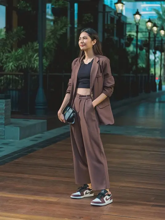 OOTD mengenakan work-wear dari Mikha Tambayong. Ia mengenakan set blazer cokelat dan celana panjangnya yang serasi. Ia memadukannya dengan cropped top hitam dan sneakers bernuansa cokelat yang serasi. [Foto: Instagram/miktambayong]