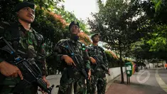 Sejumlah prajurit TNI melakukan pengamanan Konferensi Asia-Afrika di Kawasan Senayan, Jakarta, Senin (20/4/2015). Pengamanan dilakukan untuk menjaga kelancaran KAA yang berlangsung 19-24 April 2015 di Jakarta dan Bandung. (Liputan6.com/Faizal Fanani)