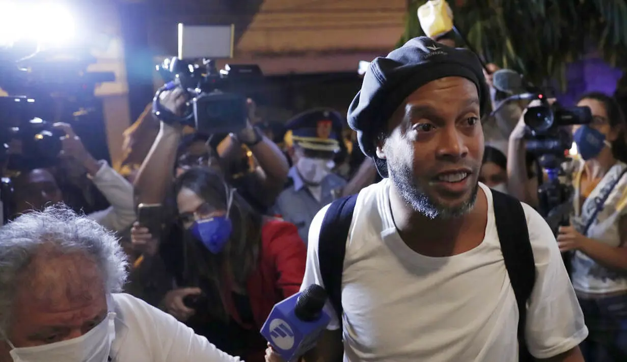 Mantan bintang Barcelona, Ronaldinho, kembali menghirup udara segar. Pria asal Brasil itu akhirnya dibebaskan dari penjara di Paraguay. (AP/Jorge Saenz)