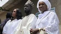 Presiden terpilih Senegal Bassirou Diomaye Faye (tengah) bersama istrinya Marie Khone Faye (kiri) dan Absa Faye (kanan) (Khadidiatou Sene/AFP)