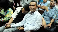Bupati nonaktif Buton, Samsu Umar Abdul Samiun didampingi keluarganya saat menunggu sidang di Pengadilan Tipikor, Jakarta, Rabu (27/9). Samsu Umar divonis  3 tahun 9 bulan penjara oleh Majelis Hakim. (Liputan6.com/Helmi Afandi)