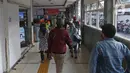 Sejumlah calon penumpang KRL Commuterline menjalani pengecekan suhu tubuh saat akan masuk Stasiun Depok Lama, Depok, Jawa Barat, Selasa (9/6/2020). Stasiun Depok Lama terpantau lengang pada hari kedua dibukanya aktivitas perkantoran di Jakarta pada masa transisi PSBB. (Liputan6.com/Herman Zakharia)