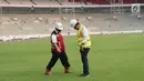 Menpora Imam Nahrawi (kanan) melihat rumput lapangan saat meninjau perkembangan renovasi Stadion Utama Gelora Bung Karno, Jakarta, Selasa (8/8). Saat ini, renovasi telah mencapai 80% dan ditargetkan rampung akhir 2017. (Liputan6.com/Helmi Fithriansyah)