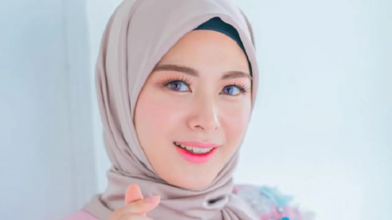 Sontek Gaya Hijab Kasual Ayana Moon yang Stylish dan Trendi