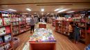 Pameran buku terapung itu menampilkan buku-buku sains, kedokteran, olah raga, bahasa dan buku anak-anak. (Photo by Hussein Faleh / AFP)