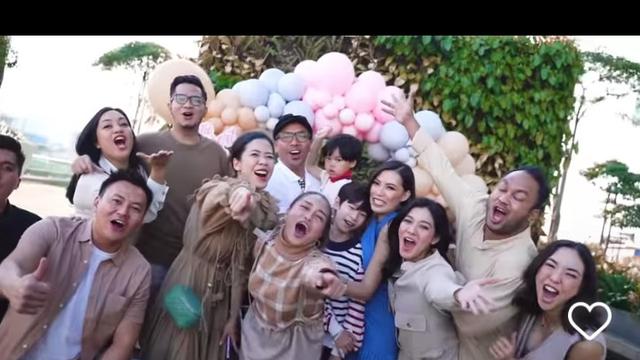 Momen gender reveal party dan pesta ultah Viviane ke-36 (Foto:  @mystorypictures via Instagram viv_viviane)
