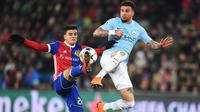 Bek Manchester City, Kyle Walker (kanan) berebut bola dengan pemain Basel, Mohamed Elyounoussi pada laga 16 besar Liga Champions di Saint Jakob-Park Stadium, Basel, (13/2/2018). Manchester City menang 4-0. (AFP/Sebastian Bozon)