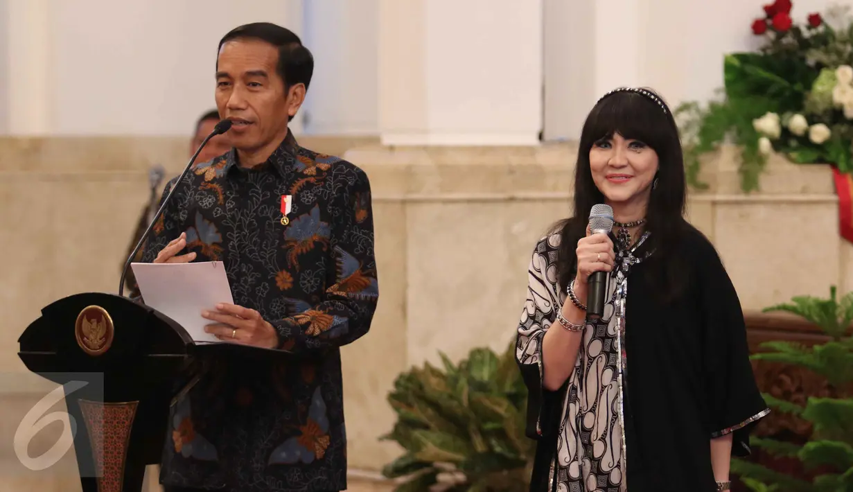 Presiden Jokowi dan penyanyi Ita Purnamasari saat merayakan Hari Musik Nasional 2017 di Istana Negara, Jakarta, Kamis (9/3). Acara ini dihadiri oleh para penyanyi-penyanyi ternama Indonesia. (Liputan6.com/Angga Yuinar)