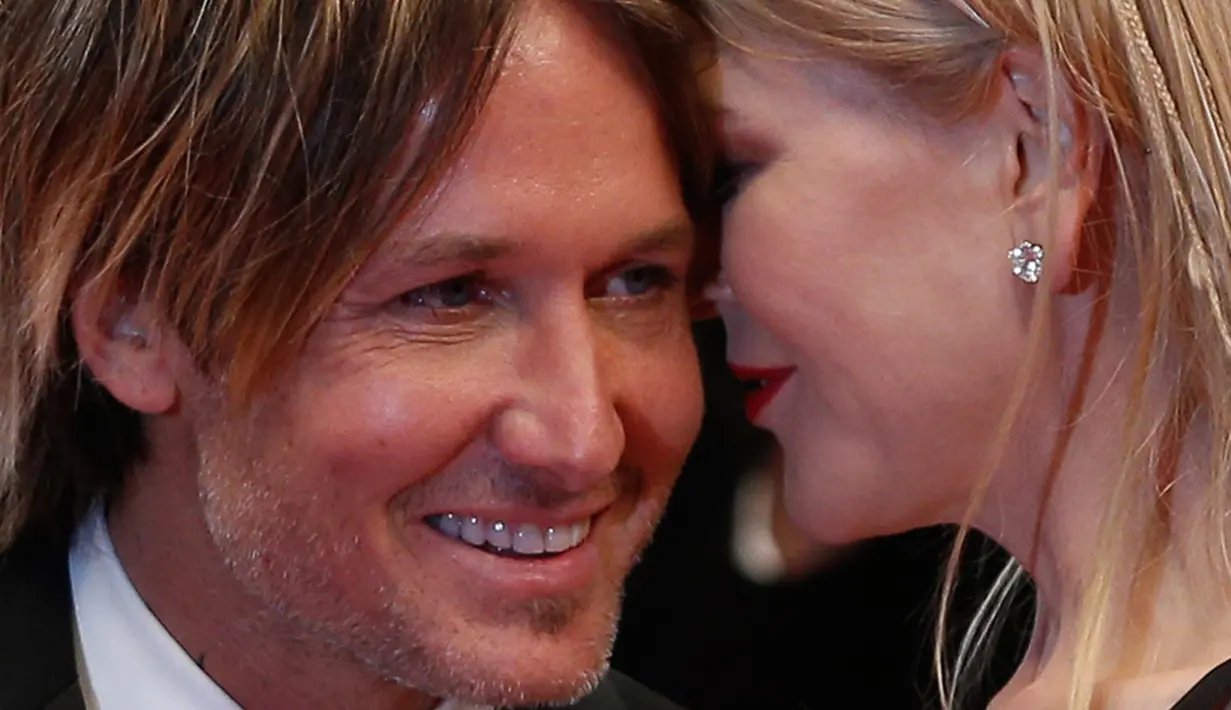 Kemesraan pasangan Nicole Kidman dan Keith Urban setelah pemutaran film The Killing Of A Sacred Deer di karpet merah Festival Film Cannes, 22 Mei 2017. Pasangan yang telah menikah selama 11 tahun itu memang diketahui harmonis. (AP Photo/Thibault Camus)