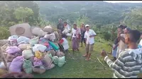 Foto : Warga desa di Kabupaten Malaka, NTT saat menggelar ritual adat tolak bala melindungi kampung dari virua corona (Liputan6.com/Ola Keda)