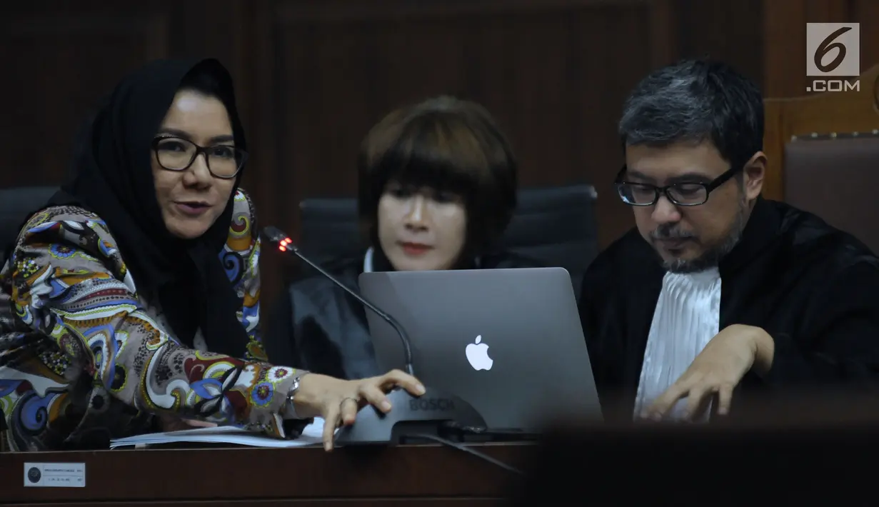 Terdakwa gratifikasi pemberian izin lokasi perkebunan kelapa sawit, Rita Widyasari bersama penasehat hukumnya saat sidang lanjutan di Pengadilan Tipikor, Jakarta, Rabu (23/5). Sidang mendengar keterangan saksi. (Liputan6.com/Helmi Fithriansyah)