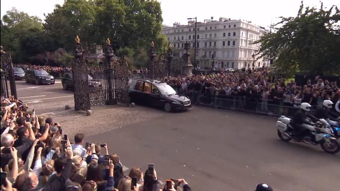<p>Warga berada di tepi jalan untuk melihat mobil jenazah Ratu Elizabeth II menuju Windsor Castle. Dok: YouTube/The Royal Family Channel</p>
