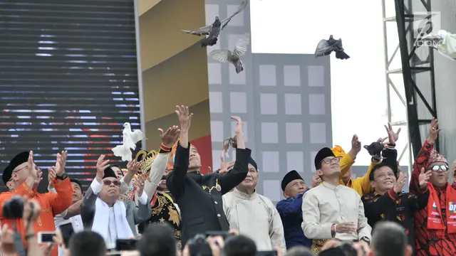 Berbaju Adat, Capres - Cawapres Ikuti Rangkaian Deklarasi Kampanye Damai