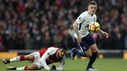 Bek Tottenham, Kieran Tripper, merebut bola dari gelandang Arsenal, Alexis Sanchez, pada laga Premier League di Stadion Emirates, London, Sabtu (18/11/2017). Arsenal menang 2-0 atas Tottenham. (AP/Kirsty Wigglesworth)