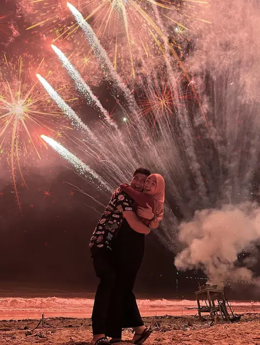 Terlepas dari itu, Ria Ricis dan suaminya terlihat begitu menikmati momen liburannya. Saat perayaan tahun baru mereka tampak romantis di pinggir pantai sambil menyalakan kembang api.(Liputan6.com/IG/@riaricis1795)