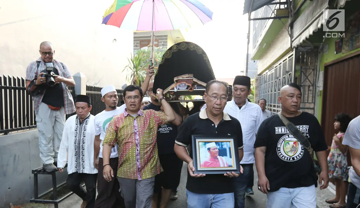 Sejumlah kerabat dan keluarga mengantarkan jenazah Pelawak Senior Cahyono untuk disalatkan di mushola dekat kediamannya, Jakarta, Kamis (25/5). Cahyono meninggal karena menderita komplikasi serangan jantung dan diabetes. (Liputan6.com/Herman Zakharia)