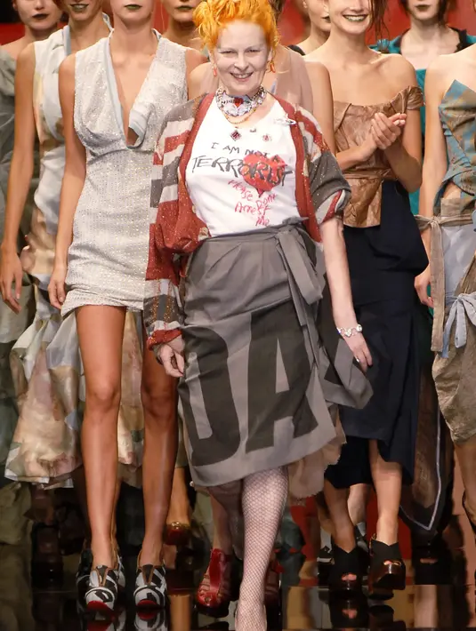 <p>Ini saat Vivienne Westwood menutup shownya di tahun 2006. Foto: Vogue.</p>