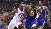 Pebasket Toronto Raptors, Kawhi Leonard, berusaha melewati pebasket Golden State Warriors, Kevon Looney, pada laga Final NBA di Scotiabank Arena, Toronto, Kamis (30/5). Raptors menang 118-109 atas Warriors. (AP/Frank Gunn)