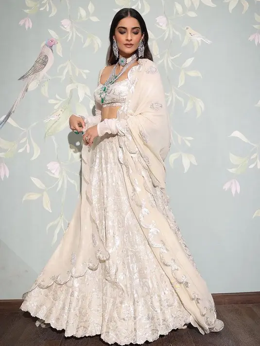 Sonam Kapoor Ahuja memilih sari dari Anamika Khanna berwarna perak dan putih dengan perhiasan mewah. [@sonamkapoor]