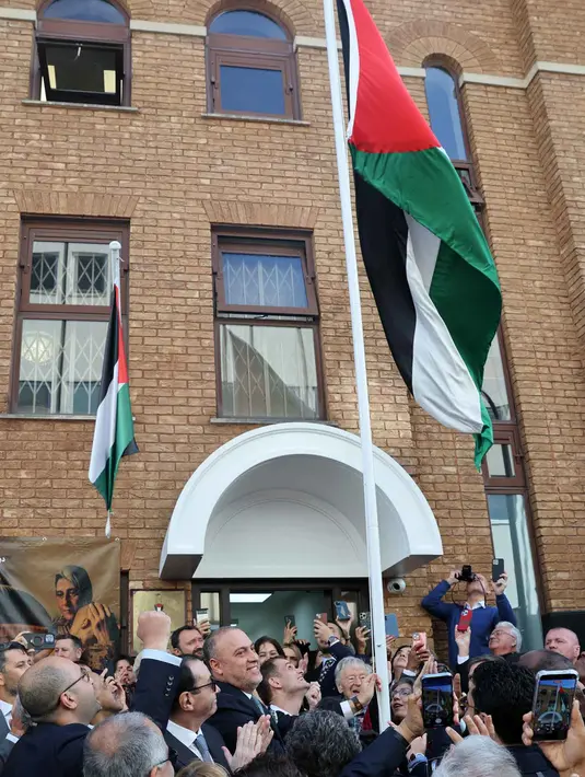 Perdana Menteri Inggris Keir Starmer mengumumkan hal tersebut pada Minggu 21 September 2025 atau beberapa hari jelang Sidang Umum ke-80 Perserikatan Bangsa Bangsa (PBB). (Adrian DENNIS/AFP)