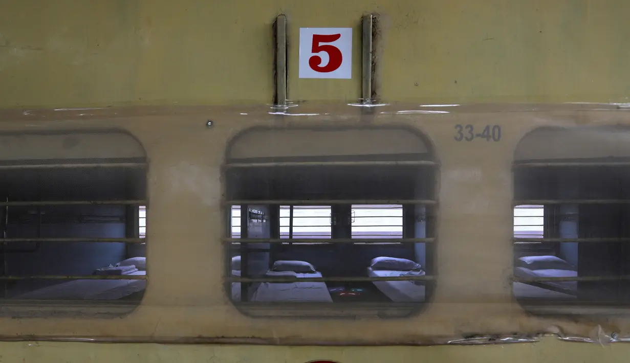 Sebuah gerbong kereta api disiapkan untuk diubah menjadi pusat perawatan pasien Covid-19, saat Ibu Kota India berjuang menahan lonjakan kasus virus corona, di New Delhi, Rabu (1/7/2020). New Delhi menjadi kota dengan penularan paling parah di India, diikuti Mumbai. (AP Photo/Manish Swarup)