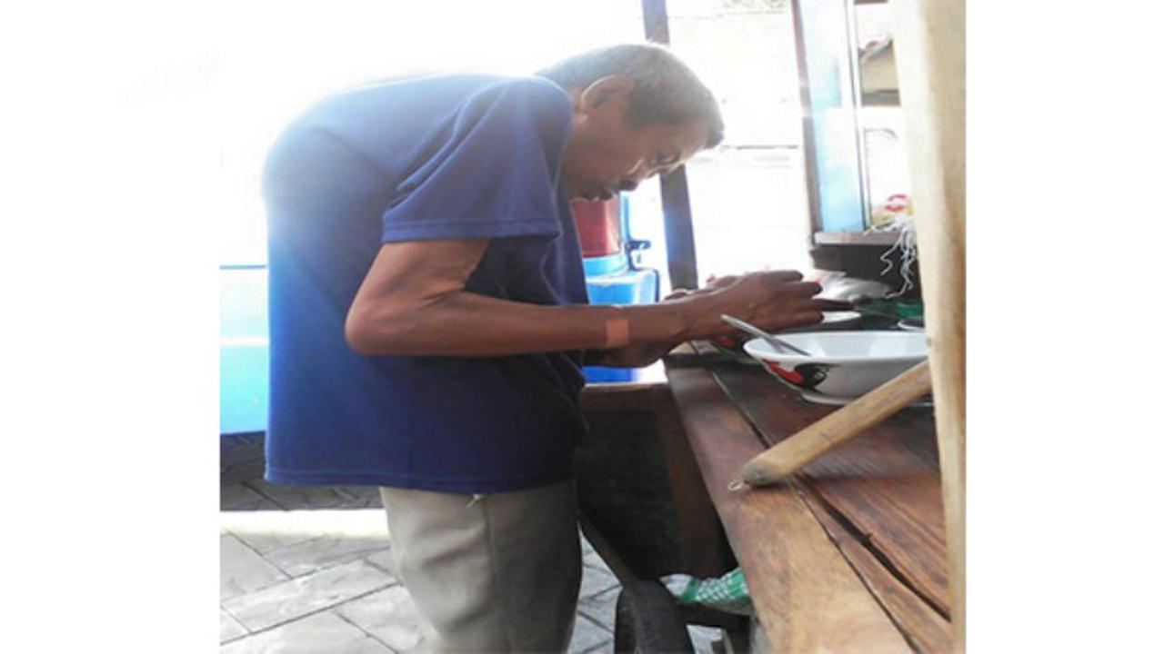 Belajar Memaknai Hidup dari Mugiono, Penjual Bakso Difabel