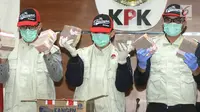 Penyidik KPK menunjukkan barang bukiti uang OTT Bupati Mesuji Khamami senilai Rp 1,2 M di gedung KPK, Jakarta, Kamis (24/1). KPK menetapkan 5 tersangka terkait fee suap proyek infrastruktur di Kabupaten Mesuji. (merdeka.com/Dwi Narwoko)