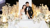 6 Potret Dekorasi Resepsi Pernikahan Hanum Mega, Serba Putih dan Penuh Bunga