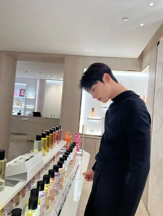 Daya pikat seorang Cha Eun Woo semakin kuat dengan perpaduan long sleeve dan high waist pants hitam