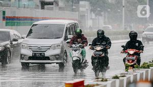 Pengendara motor menggunakan jas hujan saat hujan deras mengguyur kawasan Jalan Thamrin, Jakarta, Selasa (31/5/2022). Potensi cuaca ekstrem di sejumlah wilayah di Indonesia pada hari ini dipengaruhi oleh kemunculan bibit siklon tropis 92S di Samudera Hindia selatan Jawa Barat. (Liputan6.com/Faizal Fanani)