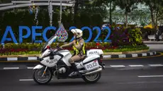 Seorang polisi berpatroli dengan sepeda motor menjelang Konferensi Tingkat Tinggi Kerja Sama Ekonomi Asia-Pasifik (KTT APEC) di Bangkok, Thailand, Rabu (16/11/2022). Tahun ini APEC mengusung tema “Open, Connect, Balance”. (AP Photo/Anupam Nath)