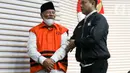 Gubernur Maluku Utara Abdul Gani Kasuba berjalan keluar ruang konferensi pers di Gedung Merah Putih KPK, Rabu (20/12/2023). (Liputan6.com/Herman Zakharia)