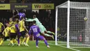 Pemain Tottenham Hotspur Davinson Sanchez (atas) mencetak gol ke gawang Watford pada pertandingan sepak bola Liga Inggris di Vicarage Road, Watford, Inggris, 1 Januari 2022. Tottenham Hotspur menang 1-0. (AP Photo/Rui Vieira)