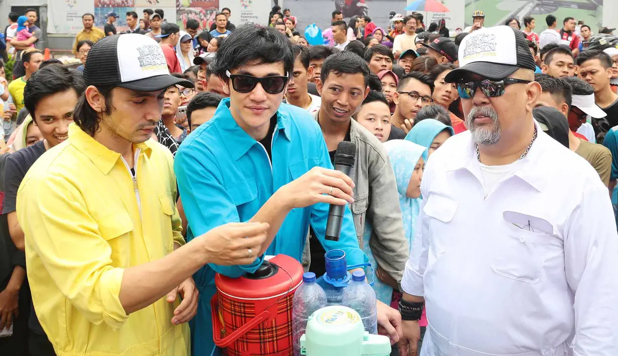 Beberapa minggu lalu, Tora Sudiro yang merupakan salah satu bintang Warkop DKI Reborn 2 tertangkap polisi akibat kasus psikotropika. Tora tertangkap dengan barang bukti dumolid di kediamannya. (Deki Prayoga/Bintang.com)