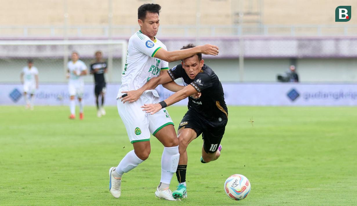 <p>Pemain Dewa United, Egy Maulana Vikri (kanan) berebut bola dengan pemain Persikabo 1973, Andy Setyo Nugroho pada laga lanjutan BRI Liga 1 2023/2024 di Indomilk Arena, Tangerang, Kamis (07/03/2024). (Bola.com/M Iqbal Ichsan)</p>