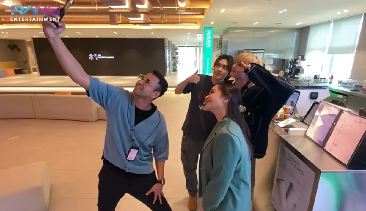 Sambil menunggu pesanan mereka di coffee shop jadi, Raffi Ahmad mengajak Yanyang dan Hendery berfoto bersama. (Foto: YouTube/Rans Entertainment)