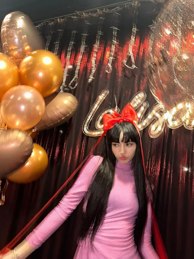 7 Momen Lisa Blackpink saat Rayakan Ulang Tahun di Thailand, Outfitnya Curi Perhatian