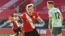 Pemain Southampton, James Ward-Prowse melakukan selebrasi usai mencetak gol ke gawang Everton pada laga Liga Inggris di Stadion St. Mary's Minggu (25/10/2020). Southampton menang dengan skor 2-0. (Andy Rain/Pool via AP)