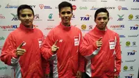 Regu pesilat Indonesia, Asep Yuldan, Nunu Nugraha, dan Anggi Faisal (kiri ke kanan) memamerkan medali SEA Games 2017. (Liputan6.com/Cakrayuri Nuralam)