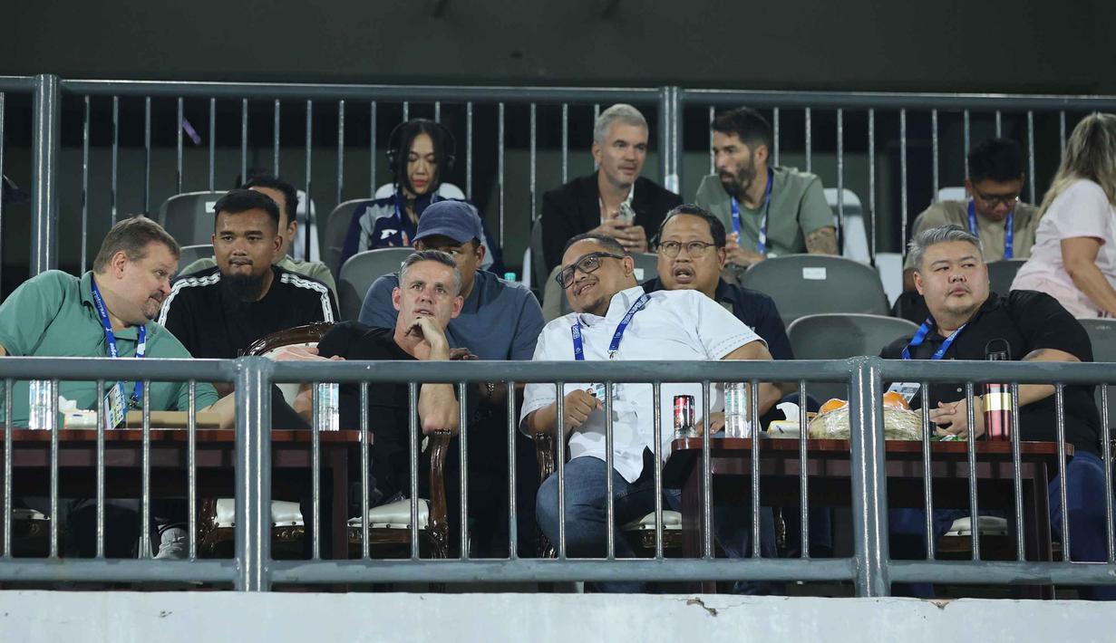 Ini menjadi bentuk keseriusan John Herdman membentuk Timnas Indonesia. Tampak dalam foto, pelatih Timnas Indonesia, John Herdman (kedua kiri, baris depan) saat menyaksikan laga Dewa United kontra Borneo FC Samarinda pada pertandingan pekan ke-22 BRI Super League 2025/2026 di Indomilk Arena, Tangerang, Banten, Minggu (22/2/2026) malam WIB. (Bola.com/M Iqbal Ichsan)