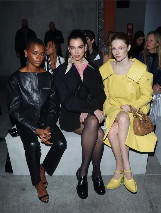 Menjadi tamu Prada di Milan Fashion Week 2023, Dua Lipa mendapat kursi di bangku terdepan [@dualipa]