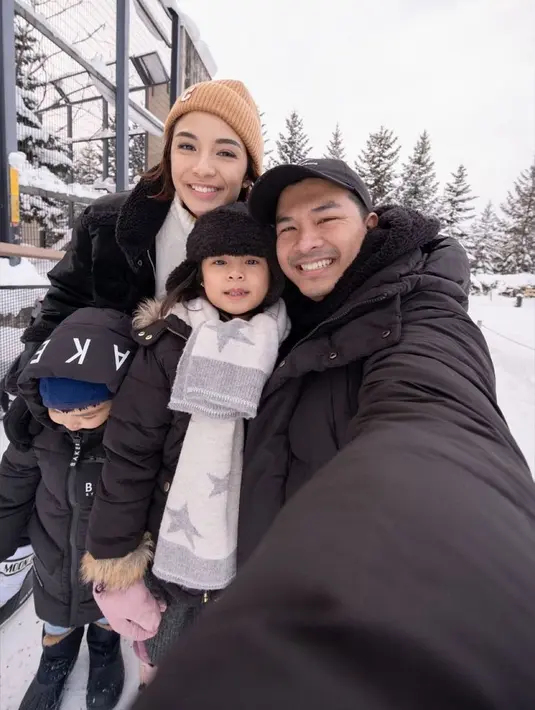Keluarga Chelsea Olivia dan Glenn Alinskie menghabiskan waktu libur Natal dan tahun baru di Jepang. Mereka pun menikmati salju yang ada di sana, maka tak heran jika mereka mengenakan jaket tebal. [@chelseaoliviaa]