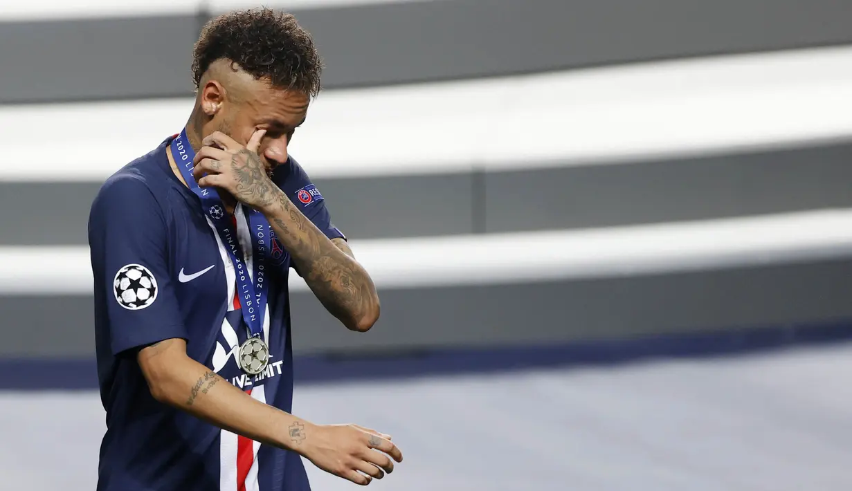 Striker Paris Saint-Germain, Neymar, mengusap air mata usai ditaklukkan Bayern Munchen pada laga final di Stadion The Luz, Portugal, Senin (24/8/2020). Kekalahan ini membuat PSG gagal meraih gelar Liga Champions pertamanya. (AFP/Matthew Childs, Pool)