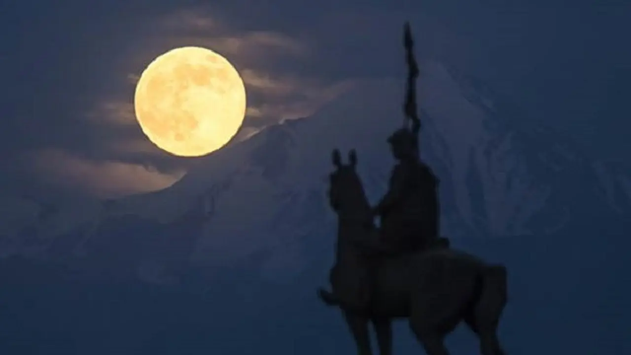 Ilustrasi Supermoon dan Manusia Serigala